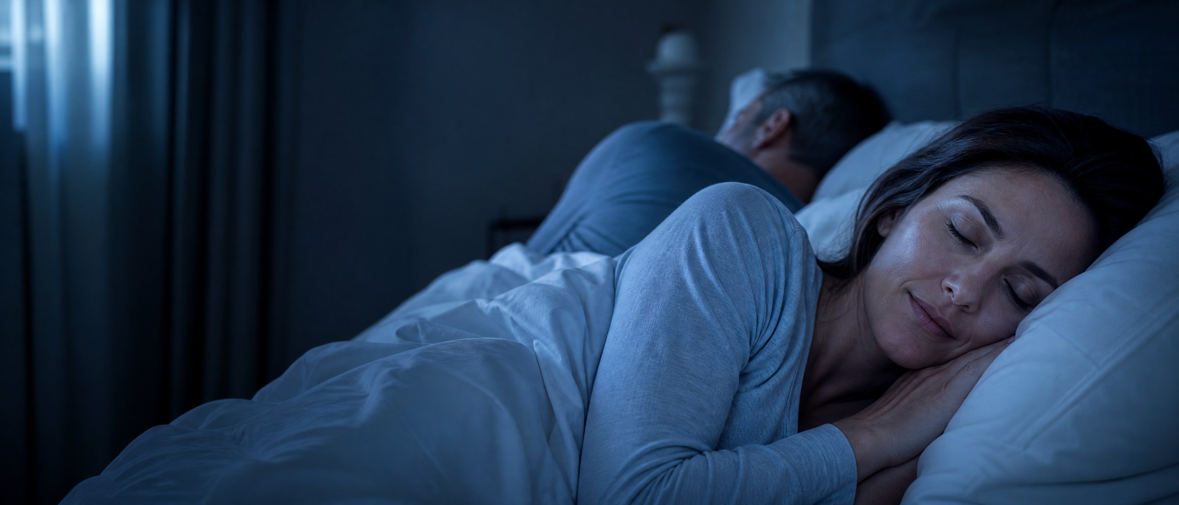 Ruhig schlafendes Paar im abgedunkelten Schlafzimmer