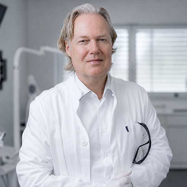 Porträt von Doc Büscher in der Praxis in Neuhaus am Inn
